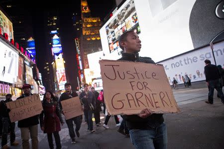 People protest against the Staten Island death of Eric Garner during an arrest in July, at midtown Manhattan in New York December 3, 2014. REUTERS/Eric Thayer