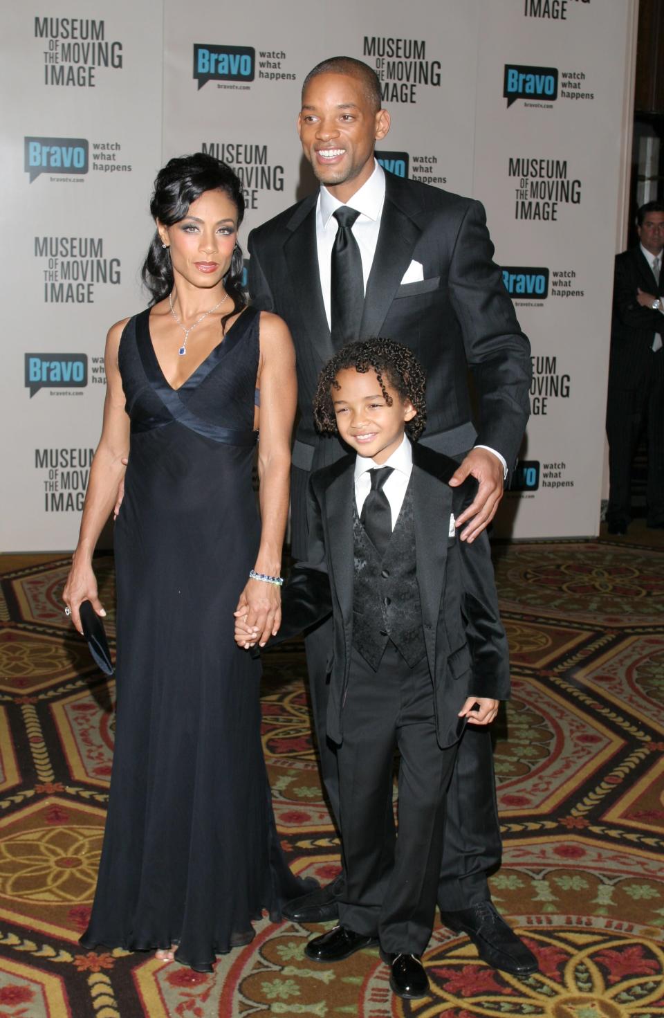 New York, New York Dec. 3, 2006 Will Smith, Jada Pinkett Smith and son Jaden Smith at the Museum Of The Moving Image Salute to Will Smith. full length smile family FRANK ALBERTSON. (Photo by Frank ALBERTSON/Gamma-Rapho via Getty Images)