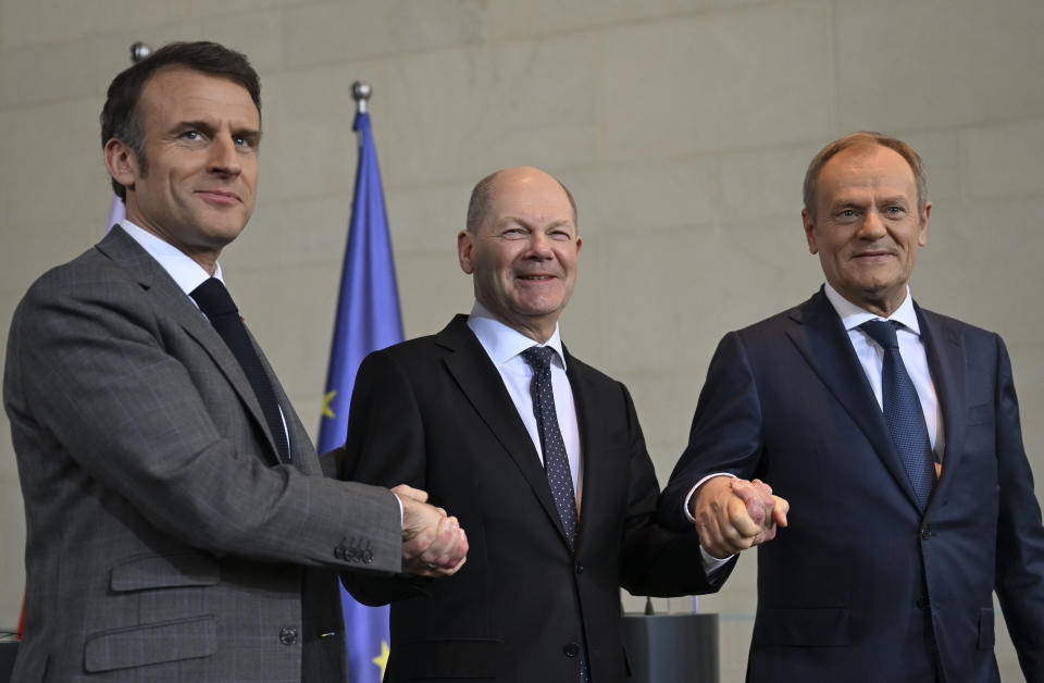 Emmanuel Macron, Olaf Scholz und Donald Tusk (von links). (Bild: Halil Sagirkaya/Anadolu via Getty Images)