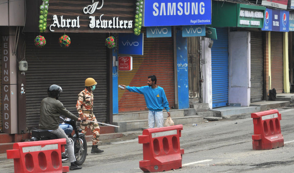 JAMMU, INDIA - MARCH 25: A man speaks to a security personnel during the first day of national lockdown imposed by PM Narendra Modi to curb the spread of coronavirus, on March 25, 2020 in Jammu, India. Prime Minister Narendra Modi on Tuesday announced a complete lockdown of the entire country for 21 days in an unprecedented drastic measure to try halt the spread of coronavirus as the number of cases in the country crossed 500. (Photo by Nitin Kanotra/Hindustan Times via Getty Images)