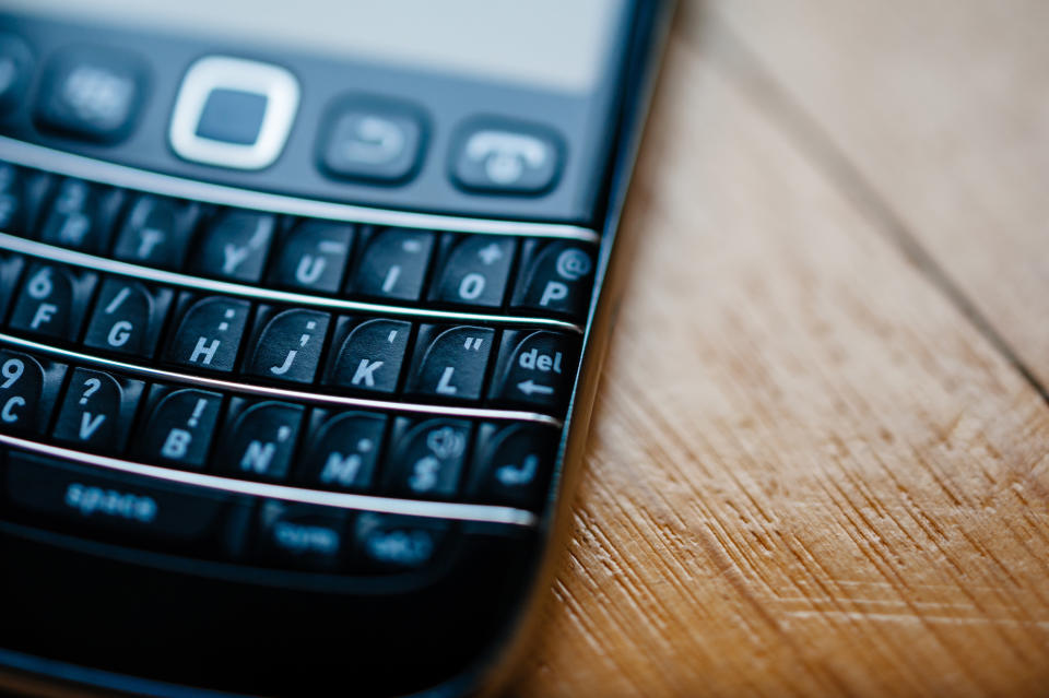um teclado de telefone Blackberry em uma mesa