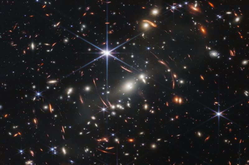 2022年7月，NASA公布韋伯太空望遠鏡（JWST）拍攝的第一批照片，這是SMACS 0723星系群（NASA）
