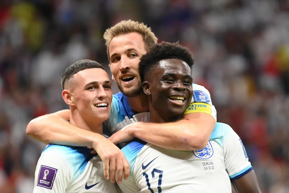 AL KHOR, QATAR - DECEMBER 04: Bukayo Saka of England celebrates with Phil Foden and Harry Kane after scoring the team&#39;s third goal during the FIFA World Cup Qatar 2022 Round of 16 match between England and Senegal at Al Bayt Stadium on December 04, 2022 in Al Khor, Qatar. (Photo by Michael Regan - FIFA/FIFA via Getty Images)