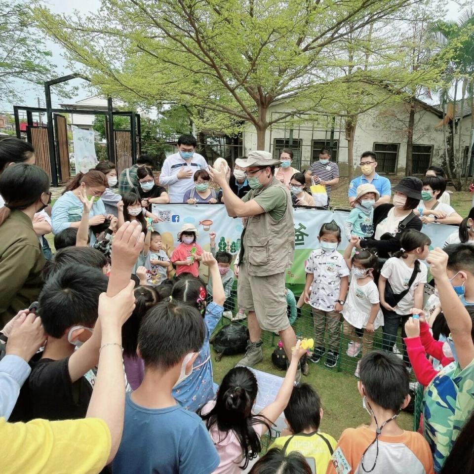 水交社文化園區前身為空軍眷村，擁有戰鬥機等設施，此次活動特別舉行小兵日記體驗營，帶領孩童體驗陸軍體驗營的樂趣。   圖：台南市政府提供