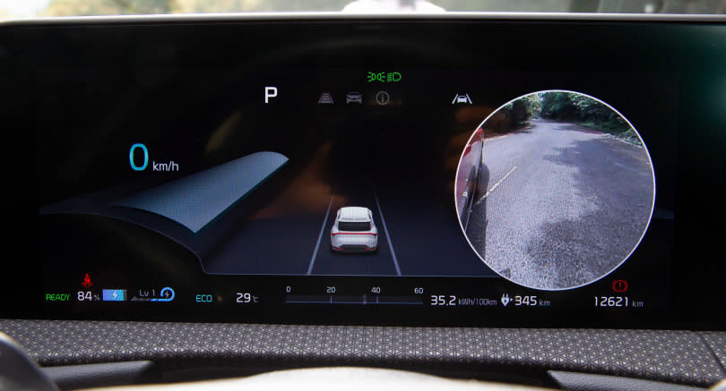 行駛間更貼心的將方向燈該邊影像投射至儀表（圖／黃耀徵攝）。