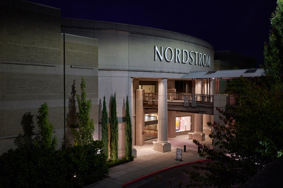 Tigard, Oregon, USA - 7. September 2019: Den Entrée an e Nordstrom Departement zu Tigard, e südwestleche Viruert an der Portland Metropolregioun, an der Nuecht.