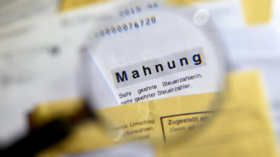 Keine Panik: Wenn ein Mahnbescheid im Briefkasten ist, sollten Verbraucher besonnen reagieren. Die Post ignorieren sollten sie aber auf keinen Fall.