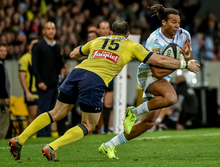 Racing's Teddy Thomas runs with the ball during their match against Clermont-Ferrand on March 25, 2017 in Villeneuve-d'Ascq, northern France