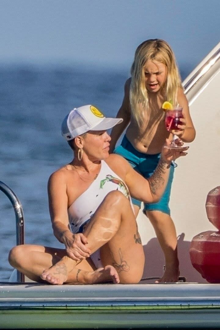 Pink se tomó un descanso y decidió pasar unos días de playa en familia. El lugar elegido fue Cabo y, según las fotos que lograron capturar los paparazzi, también disfrutaron de una jornada a bordo de un yate. En la imagen, la cantante le acepta un trago a su hijo, James Moon