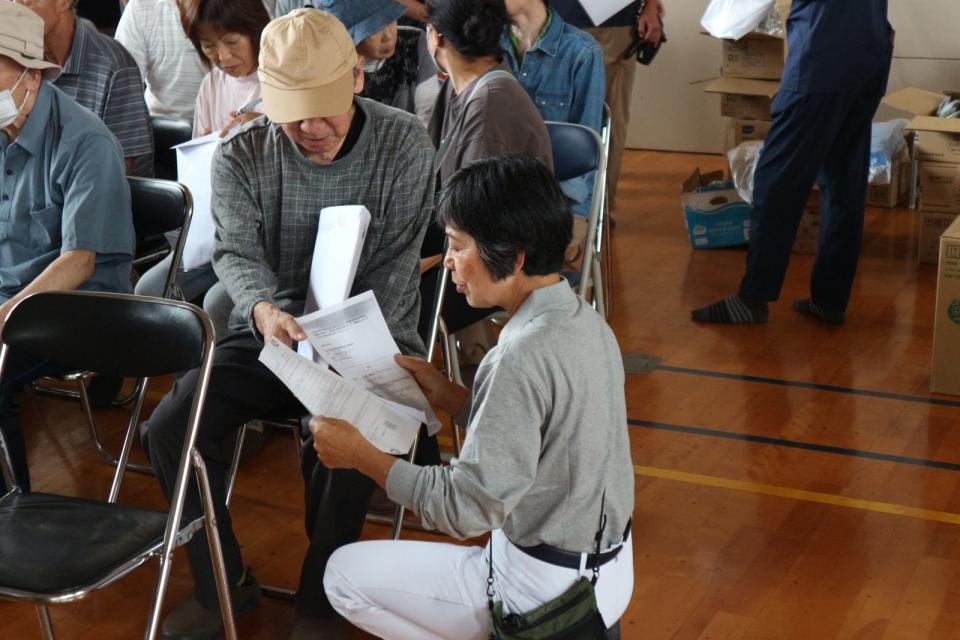 南里美女士（前方灰衣志工），熱心提供自己家給志工住宿外，也一起投入志工服務。（慈濟基金會提供）