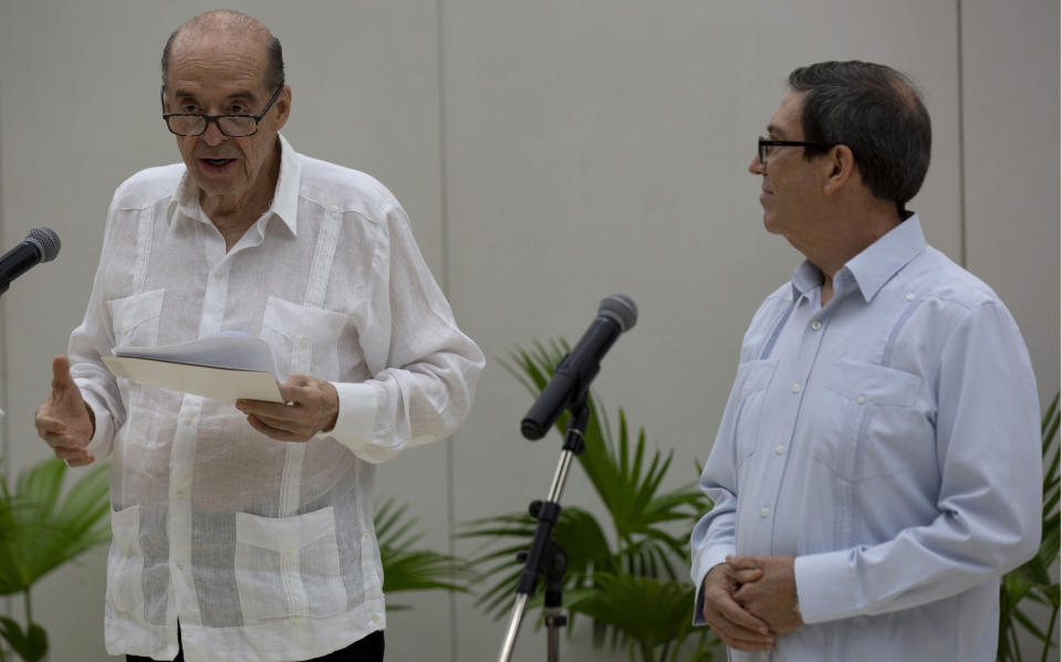 El canciller colombiano Álvaro Leyva habla junto con su contraparte cubano Bruno Rodríguez el jueves 11 de agosto de 2022, en La Habana, Cuba. (AP Foto/Ismael Francisco)