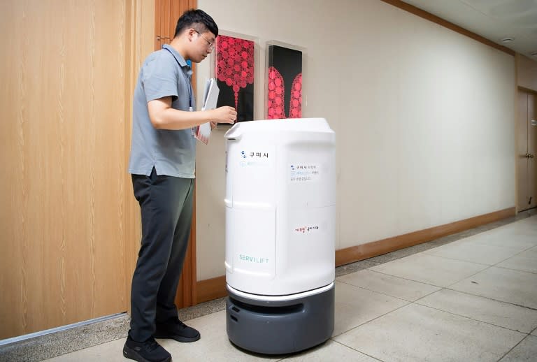 Photo non datée fournie par la municipalité de Gumi, en Corée du Sud, le 26 juin 2024 montrant un robot administratif dans les couloirs de la mairie (Handout)