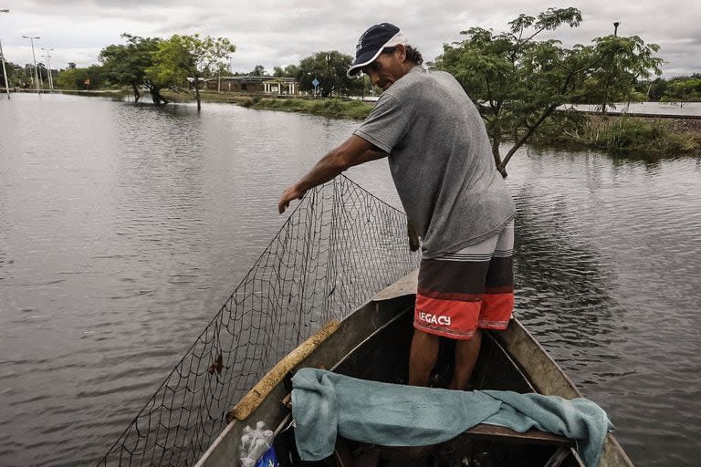 Roberto Magnin, de 42 años, herrero y carpintero, pesca en la avenida.