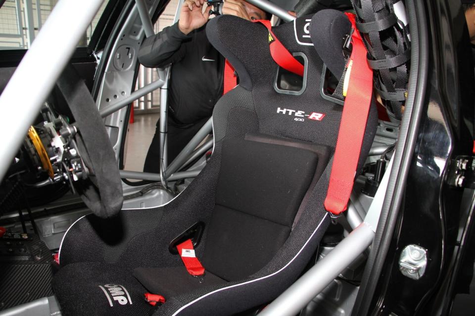 Alfa Romeo Giulietta Veloce TCR配置的賽車椅，為通過FIA認證的OMP大耳朵桶型賽車椅，搭配六點式安全帶，可以提供兼具包覆、止滑與安全的乘坐功能。