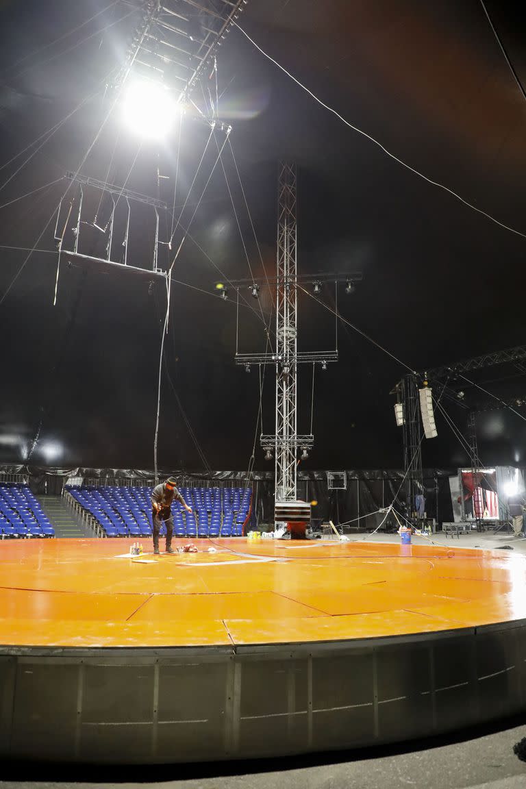 El show actual combina cuadros de baile y acrobacia con proezas en cama elástica, trapecio y trampolín y hasta pruebas con motos