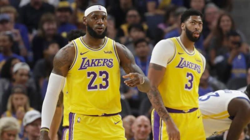 ▲爭西區第6關鍵之戰，湖人雙星「詹皇」LeBron James(左)、「一眉哥」Anthony Davis聯手出擊以5連勝收尾，但對戰成績書給拓荒者落入第7，附加賽首輪對決勇士。（圖／美聯社／達志影像）