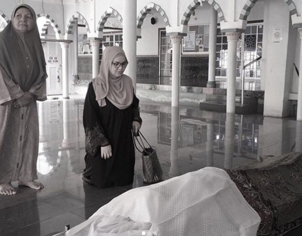 Datuk Seri Siti Nurhaliza, 40, says her goodbyes to her former public relations officer, Bahanordin Deraman, commonly known as Bard. — Screenshot via Instagram/sitizonersmalay