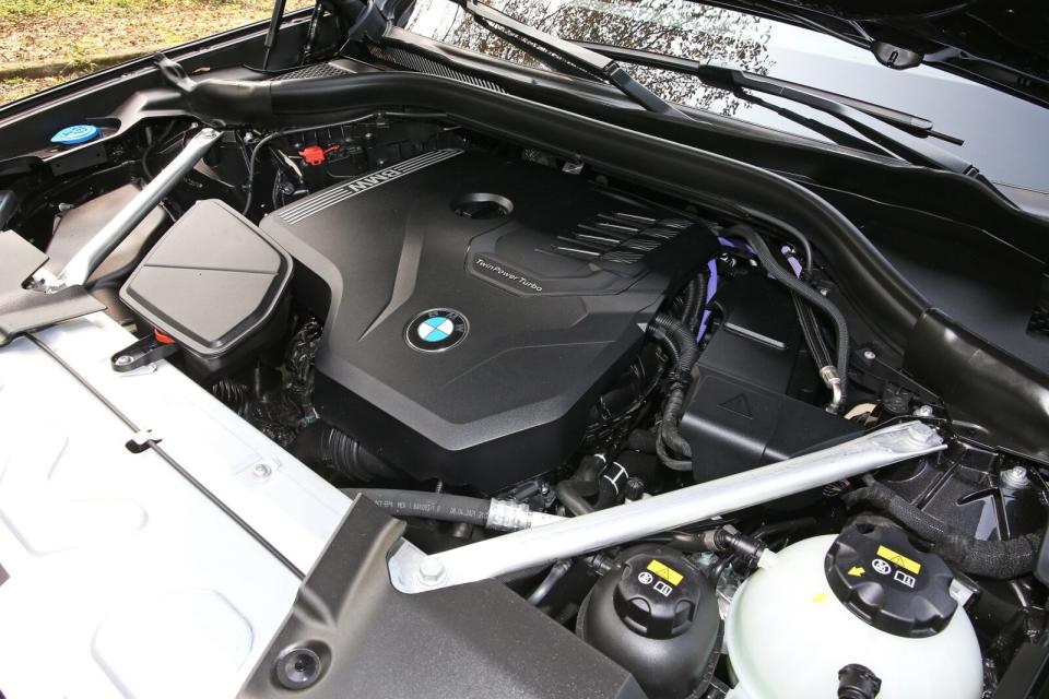 搭載的B48 2.0L直四汽油渦輪引擎導入48V輕油電系統，能夠降低怠速啟閉震動並額外提供11hp馬力輸出。