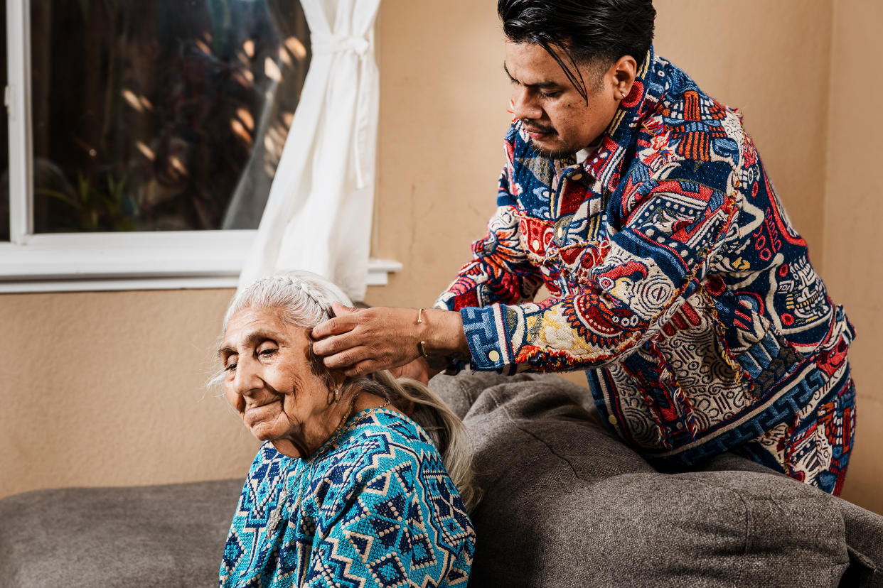 Mardonia Galeana toma de la mano a su nieto Yosimar Reyes, en San José, California, el 18 de marzo de 2024. (Carolyn Fong/The New York Times)
