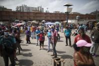 Los trabajadores esperan para hacerse la prueba de coronavirus en el mercado de alimentos de Coche en Caracas, Venezuela, el martes 23 de junio de 2020. (AP foto/Ariana Cubillos)