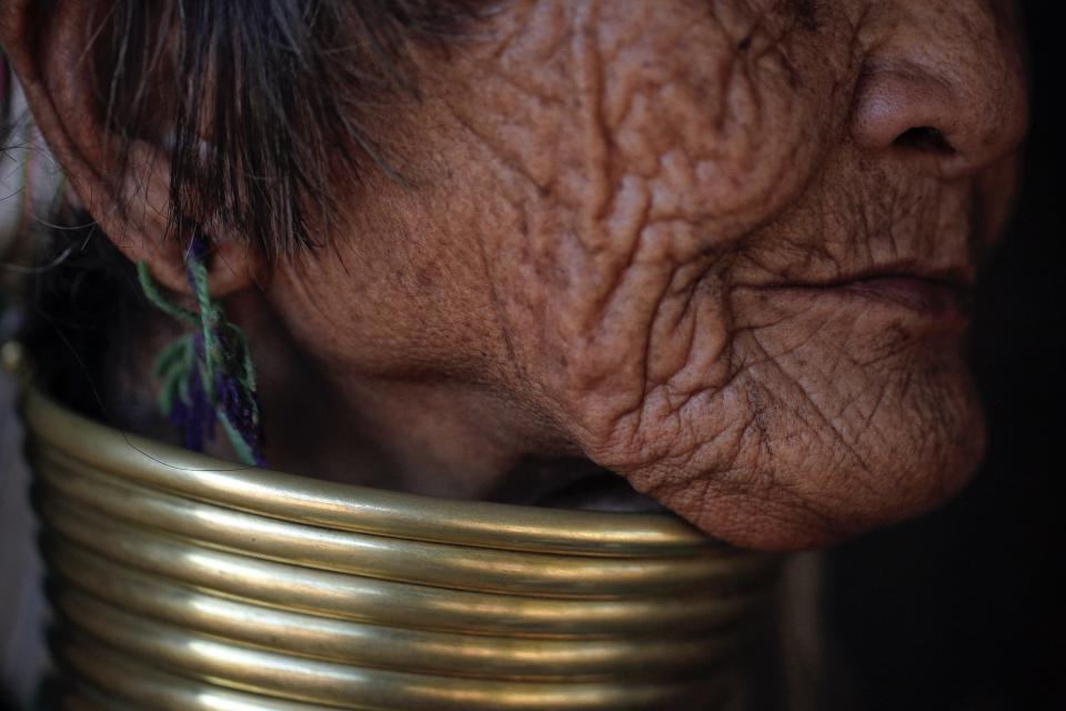 <span>El ritual de cambio de collar es complejo, por esta razón es realizado por mujeres ancianas que conocen bien la técnica. Primero se desenvuelve el collar, se somete al fuego y se limpian los aros frotándolos con limón y hierbas. Luego se dobla nuevamente con paciencia dándole la forma original, acomodando los extremos con firmeza. </span>La instantánea muestra un detalle de las argollas que lleva Ma Ni, de 80 años.