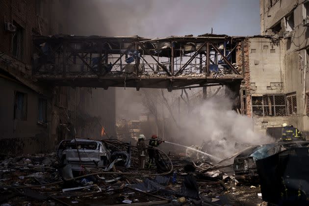 Bomberos trabajan para extinguir varios incendios tras un ataque ruso en J&#xe1;rkov, Ucrania, el s&#xe1;bado 16 de abril de 2022. (Photo: AP Foto/Felipe Dana)