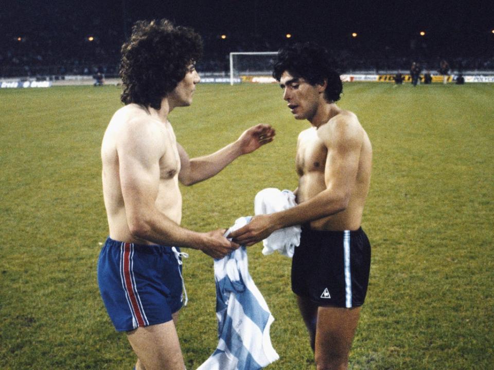El capitán de Inglaterra, Kevin Keegan, intercambia camisetas con un adolescente Diego Maradona tras un partido amistoso en el estadio de Wembley entre Inglaterra y Argentina el 13 de mayo de 1980  (Getty Images)