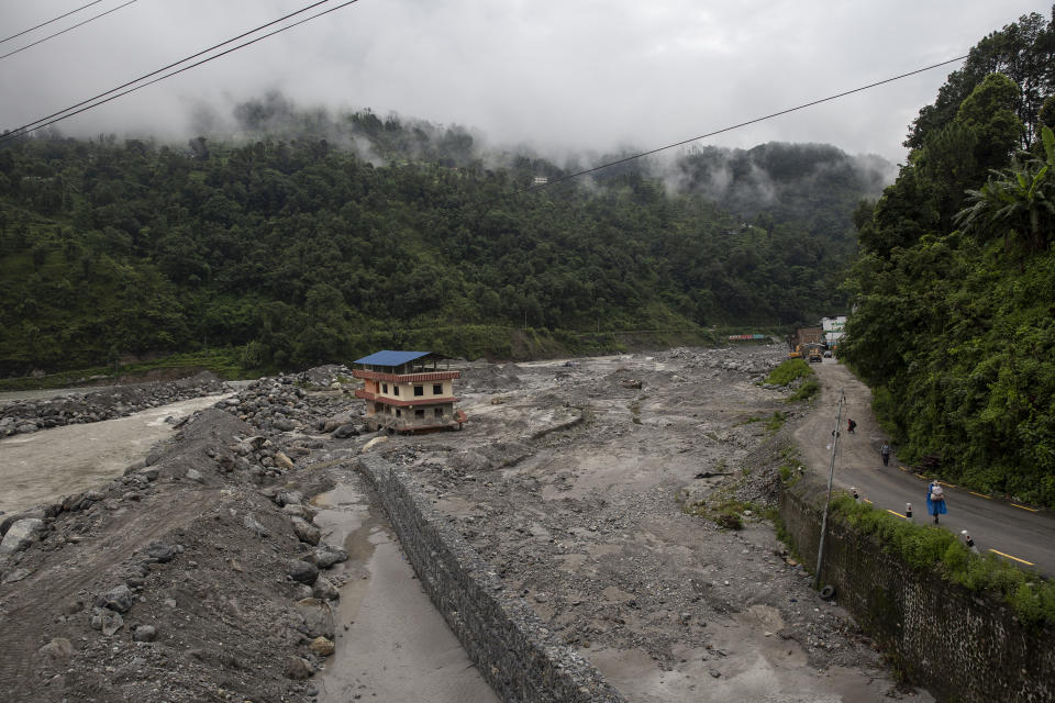 Una casa semidestruida en medio del río Melamchi en Melamchi, Nepal, el 28 de junio de 2022. (Uma Bista/The New York Times)
