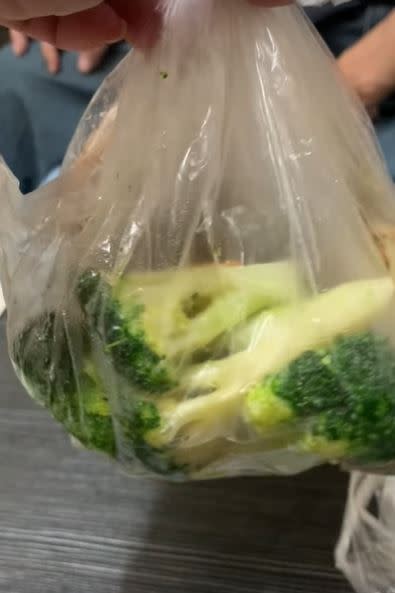 台中女網友在東興市場挑選素食熟食，結果6樣菜價格竟要726元，讓她相當震驚。（圖／翻攝自爆料公社二社）