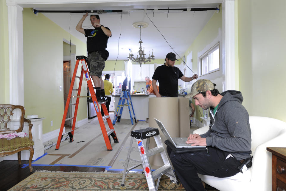 Un momento de la filmación de un episodio de un programa de TV de renovación de casas  de la cadena HGTV.  (Cyrus McCrimmon/The Denver Post via Getty Images)