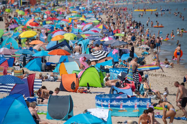 Una multitud en una playa del Mar Báltico en Mecklemburgo-Pomerania Occidental, el 19 de julio de 2022