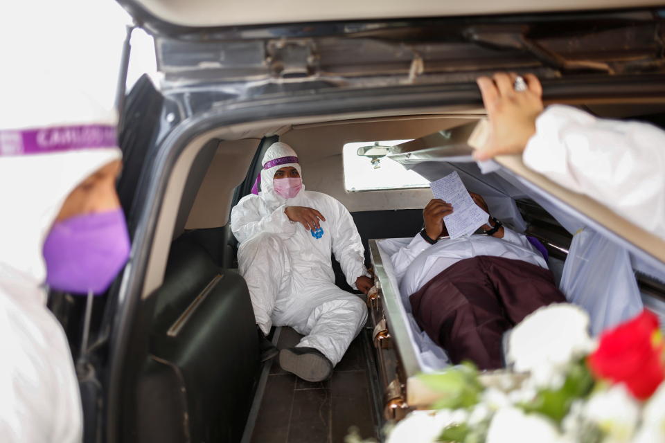 墨西哥議員候選人馬約爾加，躺在一副金色棺材內，抵達競選集會現場。圖片來源：Reuters。
