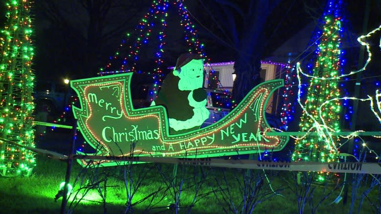 Windsor man brightens street with 72,000 Christmas lights