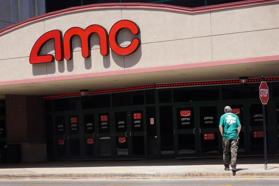 SKOKIE, ILLINOIS - JUNI 01: Een bord hangt buiten een AMC-theater op 01 juni 2021 in Skokie, Illinois. Mudrick Capital heeft ingestemd met de aankoop van 8.5 miljoen aandelen van de theaterketen voor $ 230.5 miljoen. (Foto door Scott Olson/Getty Images)