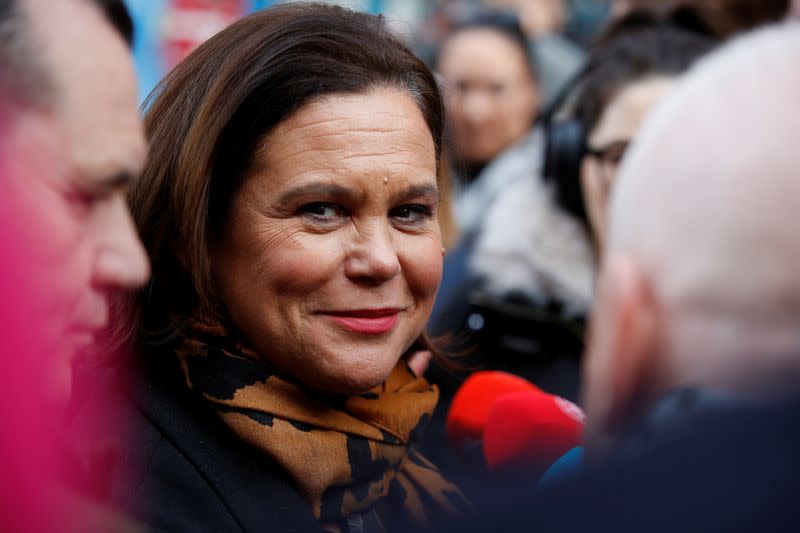 La líder del Sinn Fein, Mary Lou McDonald, rodeada de miembros de los medios de comunicación mientras hace campaña, en Dublín, Irlanda, el 6 de febrero de 2020