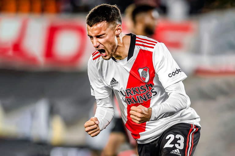 Emanuel Mammana aprieta los puños, como si celebrara este buen momento que vive en River