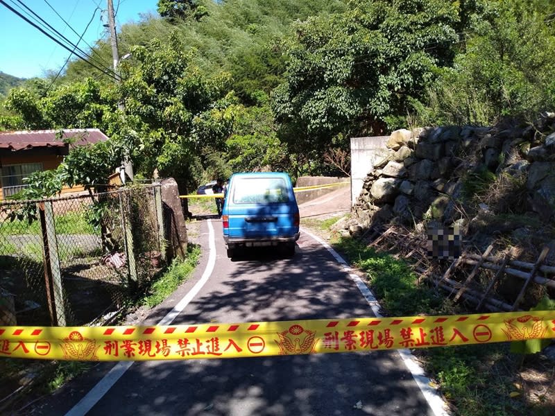 桃園市復興區23日傳出一名疑似盜採伐木的男子，被警方發現時拒絕攔查，隨即與警方在山區飛車追逐。男子最後在車內開槍自戕身亡。（民眾提供） 