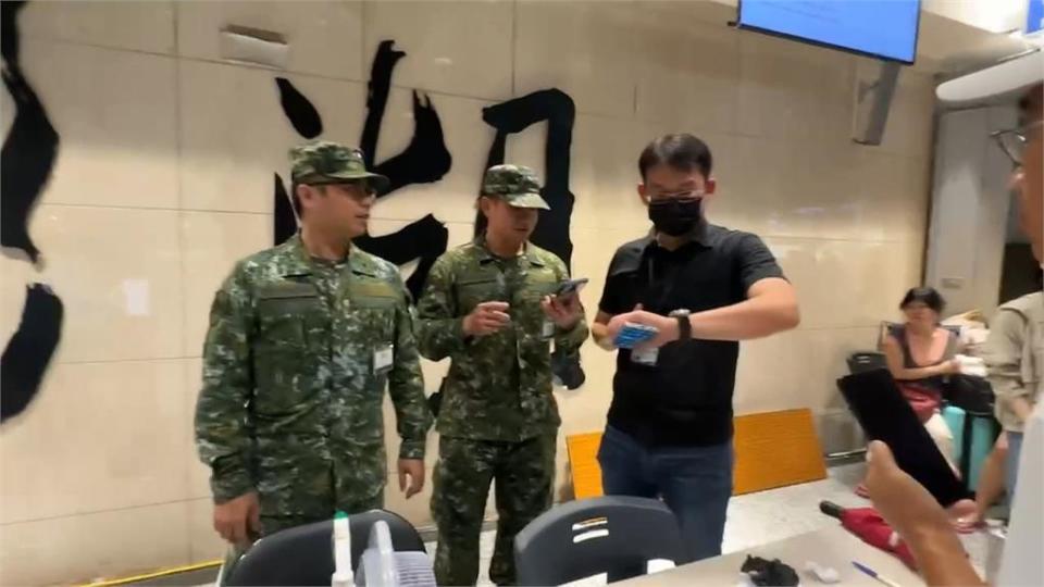 L'aéroport de Penghu a fermé pendant 2 jours et il y avait une longue file d'attente tôt le matin.