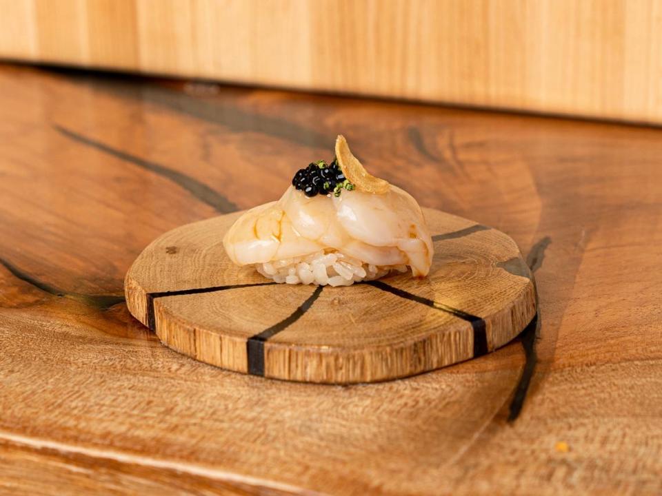 Vieira de Hokkaido con sal de trufa blanca, trufa negra raspada y caviar de trufa en el Sushi Bar de Miami Beach. "Las vieiras de Hokkaido son las mejores del mundo", dice la chef Ambrely Ouimette.