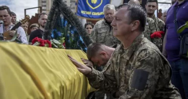 Ceremonia fúnebre en Kyiv en honor a un comandante ucraniano que murió en la guerra.