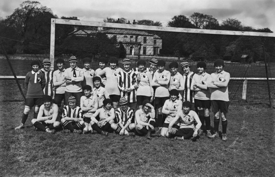 Dick, Kerr Ladies y el seleccionado francés de fútbol femenino en 1920.