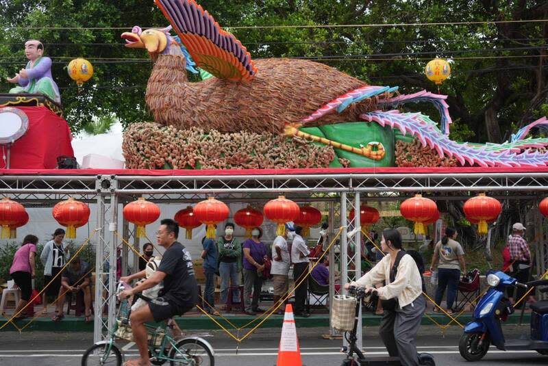 屏東東港迎王祭典將至  大總理壇現魷魚鳳 屏東東港迎王平安祭將至，大總理壇25日上午也在東 港河堤公園設置雙龍雙鳳，其中雙鳳以魷魚及薑裝 飾，晚間點燈，現場也發送1000份知名品牌冰淇淋與 188隻小王馬作為結緣品，下午即有民眾前往排隊。 中央社記者黃郁菁攝  113年9月25日 