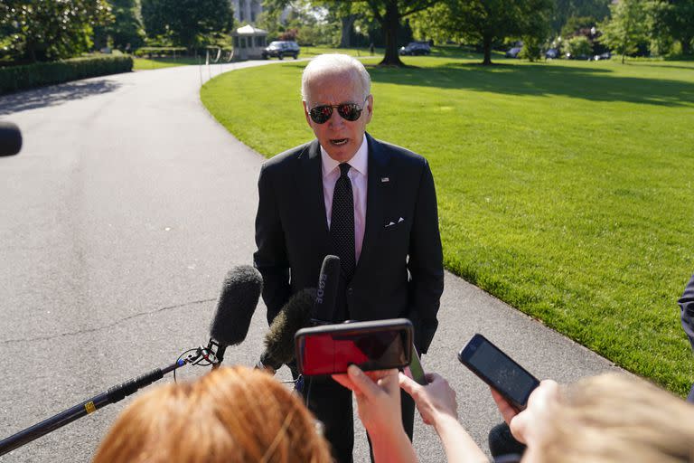 El presidente Joe Biden habla con los reporteros en la Casa Blanca, en Washington, el lunes 30 de mayo de 2022. (AP Foto/Andrew Harnik)