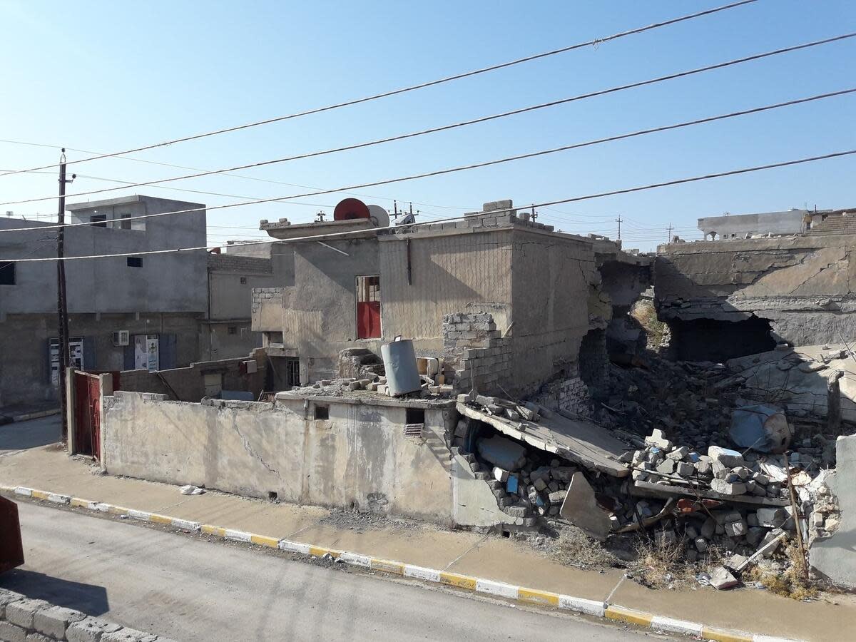 The sudden closure of several formal Internally Displaced Persons (IDP) camps in Iraq forced thousands of people to live in abandoned areas among rubble and unexploded bombs (Shaimaa Ali/Save the Children)