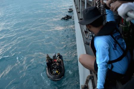 Indonesian navy divers prepare operations to lift the tail of AirAsia flight QZ8501 from the Java sea January 9, 2015. REUTERS/Adek Berry/Pool