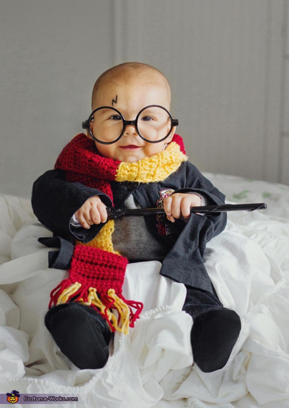 Via <a href="http://www.costume-works.com/costumes_for_babies/harry-potter-baby2.html" target="_blank">Costume Works</a>