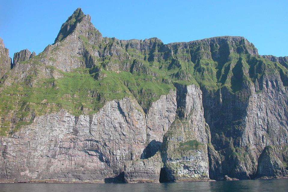 韋斯特曼 (Photo by Erik Christensen, Porkeri, License: CC BY-SA 3.0, 圖片來源commons.wikimedia.org/wiki/File:Vestmannabjørgini,_Faroe_Islands.JPG)