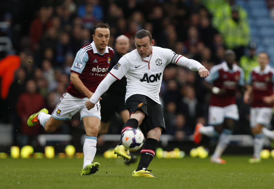 Manchester United's Wayne Rooney, right, scores from long range against West Ham United during their English Premier League soccer match at Upton Park, London, Saturday, March 22, 2014. (AP Photo/Sang Tan)