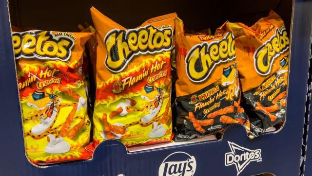 Cheetos Crunchy chega ao Brasil em duas edições: Super Cheddar e