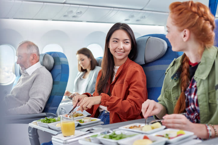 La comida del avión se prepararía a medias antes de abordar. Foto: Caiaimage/Rafal Rodzoch/Getty Images